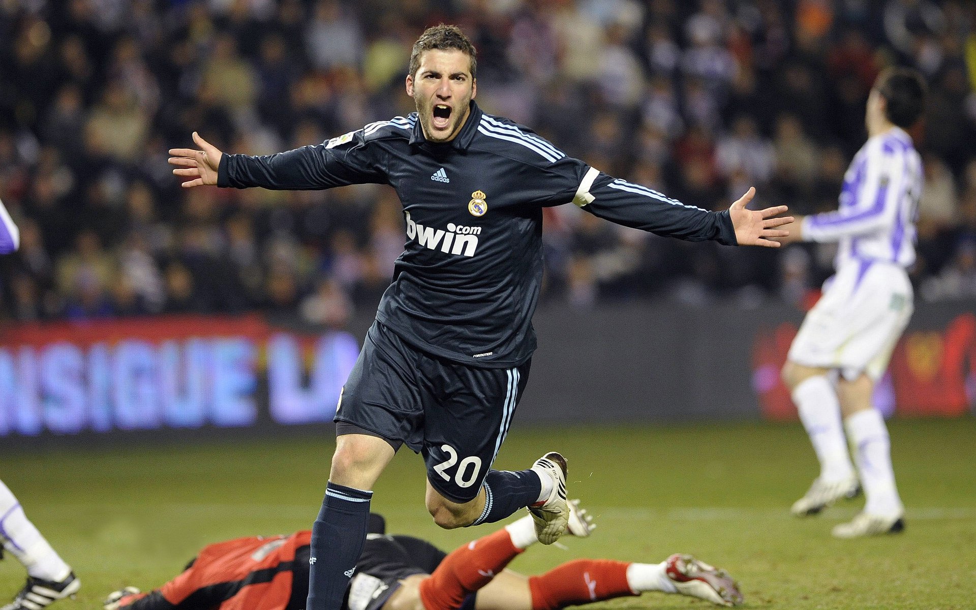 九游娱乐-数据之王与黑马风暴，萨拉赫的统治级表现与比利亚雷亚尔的横扫启示